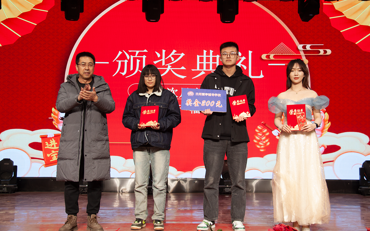 第一名颁奖.png 第一名颁奖.png